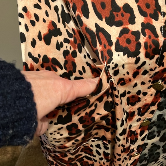 POL. LONG SLEEVE ANIMAL PRINT BLOUSE. SIZE SMALL. OVERSIZED! NWOT FRONT POCKETS - Picture 3 of 11